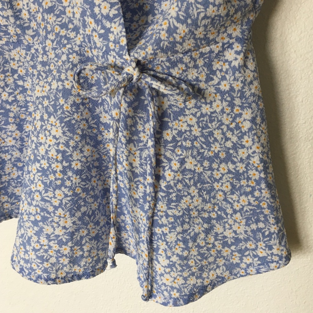 MONTEAU•Frilly blue top, white flower pattern - Picture 8 of 8